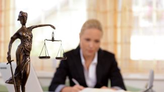 Nachlassverwalter am Schreibtisch