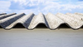 Asbestplatten auf dem Dach