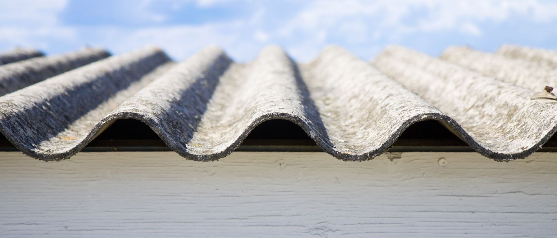 Asbestplatten auf dem Dach