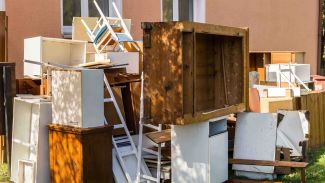 Das Bild zeigt die Entsorgung von Sperrmüll